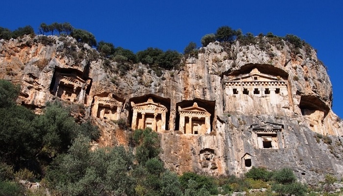 تصویری از آرامگاه صخره ای ساریان