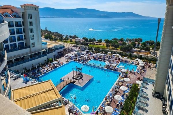 MAXERIA RESORT POOLS