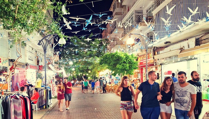 عکس چند نفر در خیابان